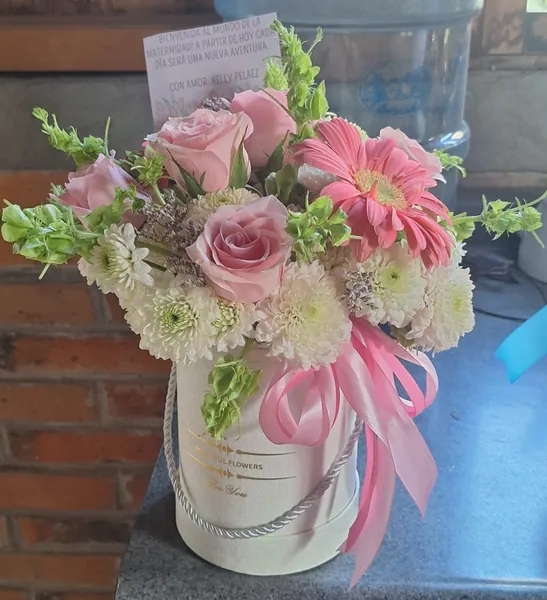 Caja de flores rosadas para bienvenida de bebé en Salamá