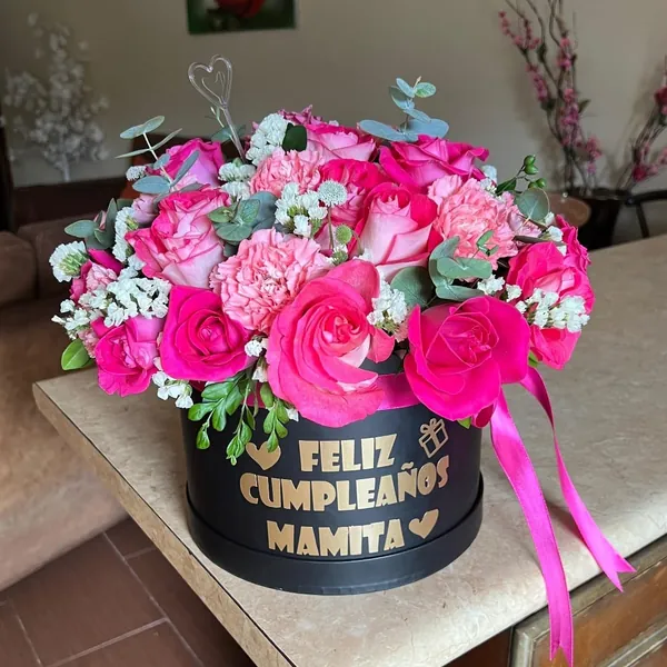 Caja de rosas fucsia con mensaje Feliz Cumpleaños Mamita