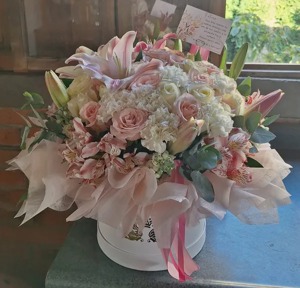Arreglo pastel de rosas y lirios en caja blanca