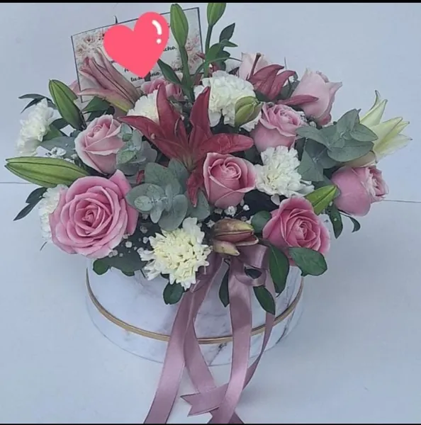 Caja de rosas y lirios rosados con acabado tipo mármol
