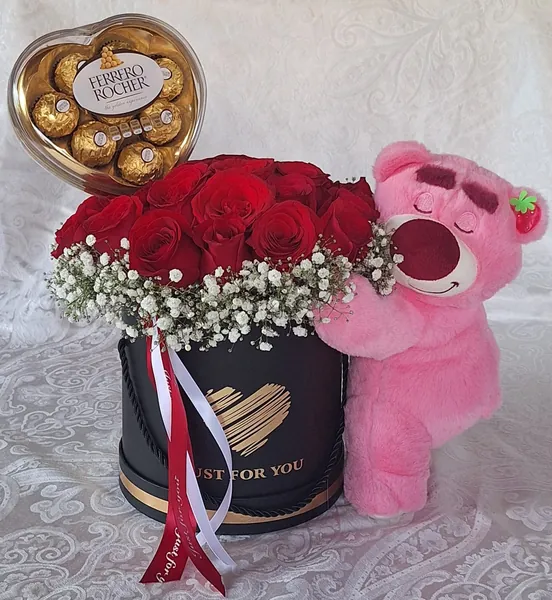 Caja de rosas rojas con oso rosado y chocolates en corazón