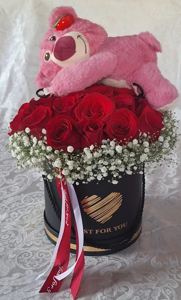Caja de rosas rojas con oso de peluche rosado en Salamá