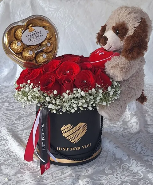 Caja de rosas rojas con peluche de perrito y chocolates