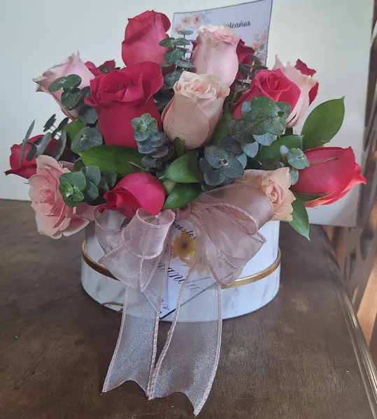 Caja de rosas multicolor en tonos rosados con cinta organza