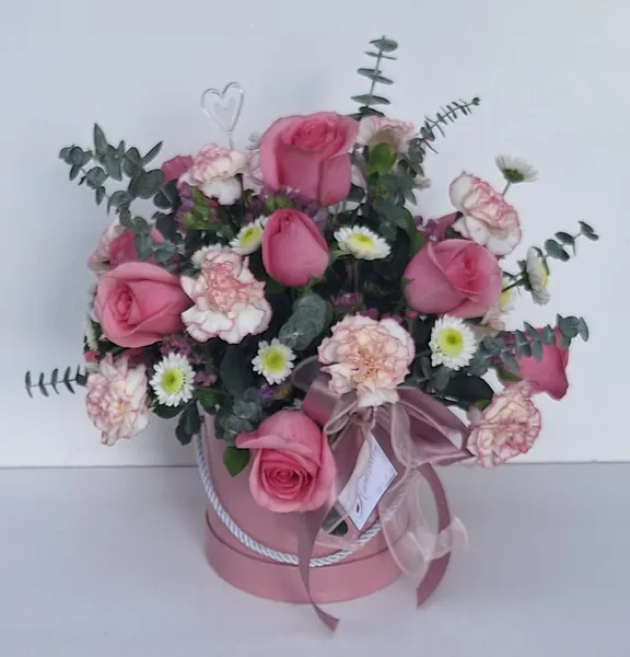Caja de rosas y claveles rosados con margaritas blancas en Salamá
