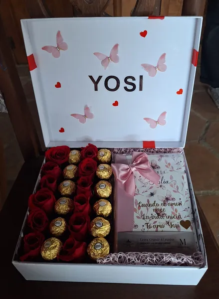 Caja blanca personalizada con rosas y chocolates