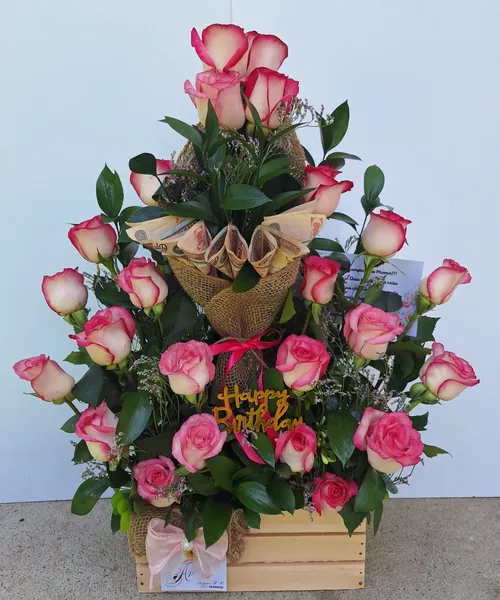 Arreglo de rosas con billetes decorativos para cumpleaños