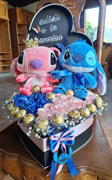 Caja corazón con peluches, rosas y chocolates