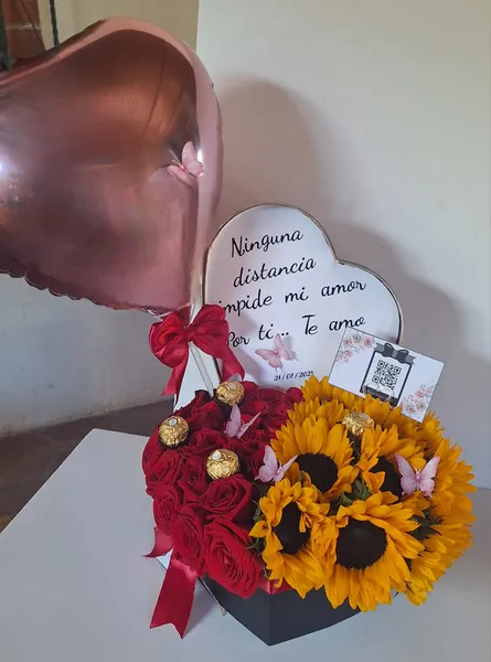 Arreglo con girasoles, rosas y globo de corazón rosa