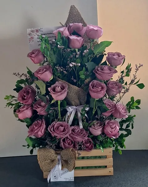 Caja de madera con rosas en tono malva