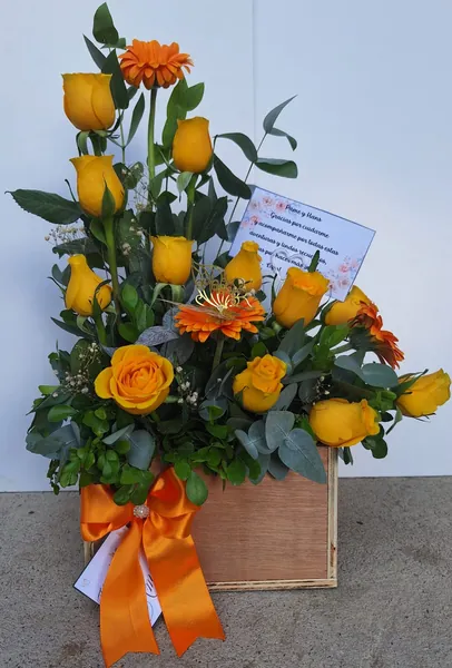 Caja de madera con rosas y gerbera naranja