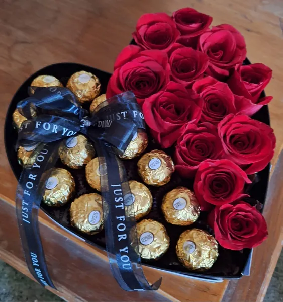 Caja corazón negra con rosas rojas y chocolates
