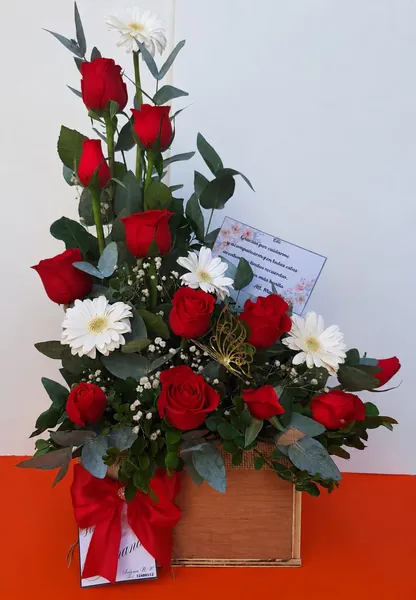 Caja con rosas rojas y margaritas blancas en Salamá