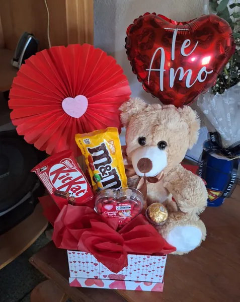 Regalo con osito, globo de corazón y dulces