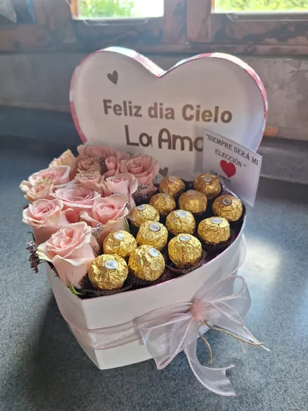 Caja corazón con rosas rosadas y chocolates