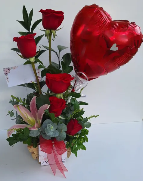 Cajita de rosas rojas con globo de corazón