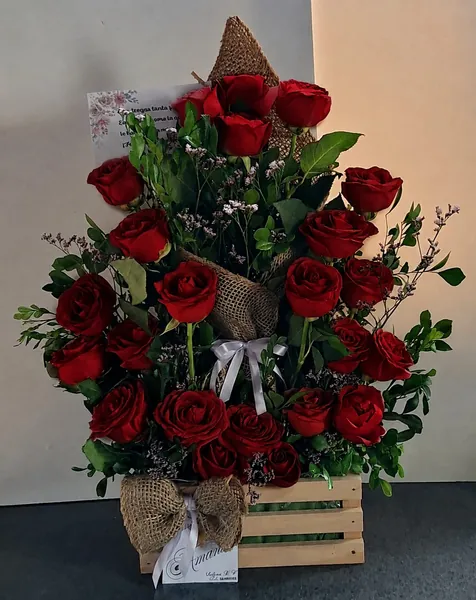 Arreglo cónico de rosas rojas en cajón de madera