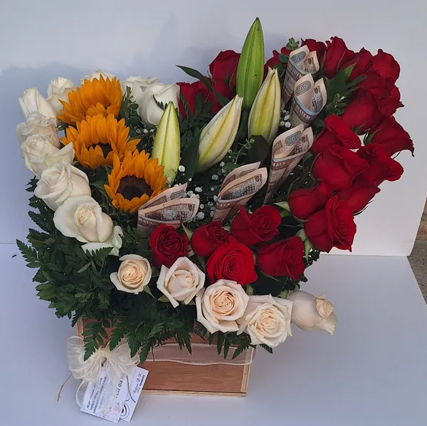 Arreglo corazón con rosas, girasoles y billetes decorativos