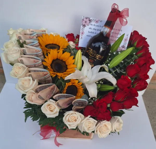 Arreglo corazón con rosas, girasoles y licor