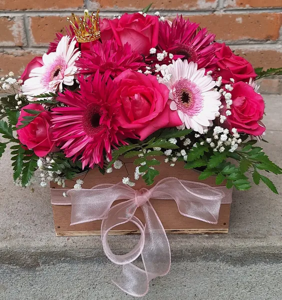 Arreglo de rosas y gerberas fucsia con corona dorada