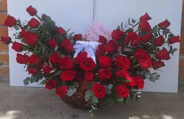 Canasta de rosas rojas en forma de corazón