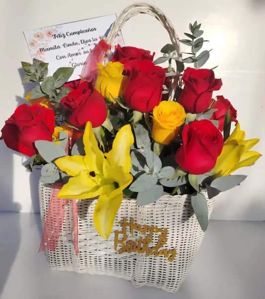 Canasta blanca con rosas rojas y amarillas