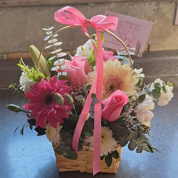 Canasta de flores rosadas con gerberas y crisantemos