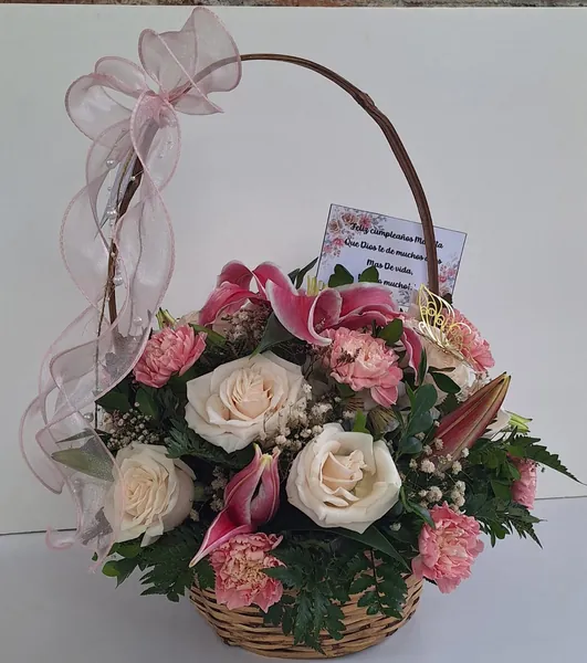 Canasta de rosas y lirios rosados para cumpleaños