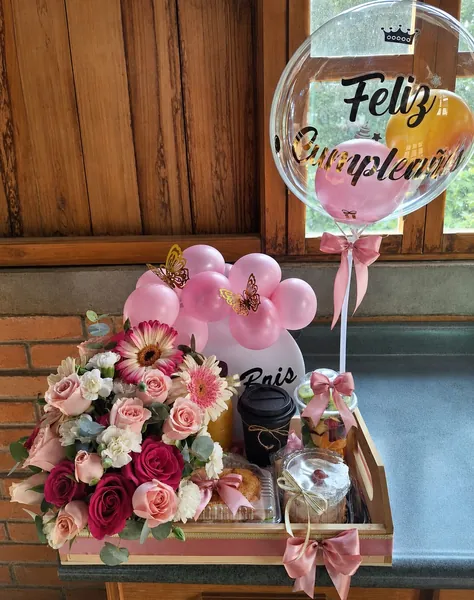Bandeja de desayuno con flores y globo de cumpleaños