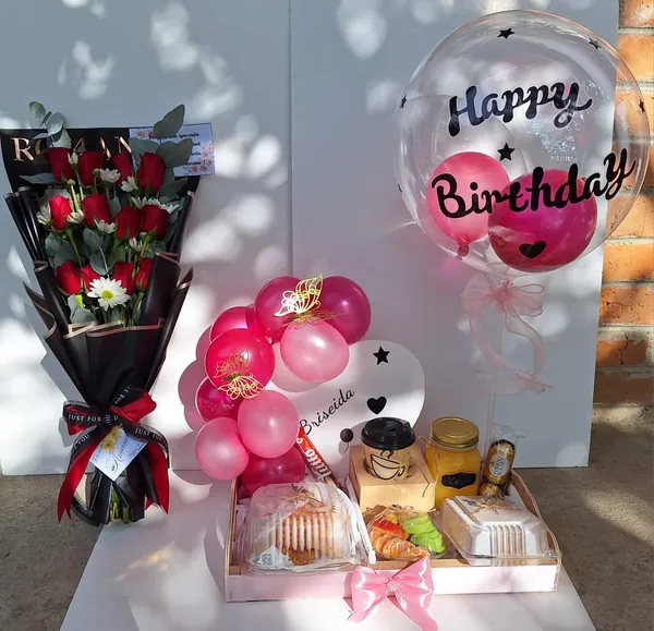 Ramo de rosas rojas con bandeja de desayuno de cumpleaños