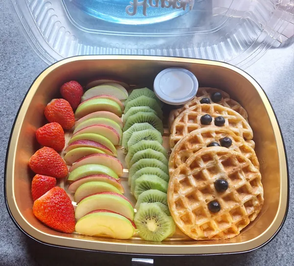 Caja de desayuno con waffles y frutas frescas