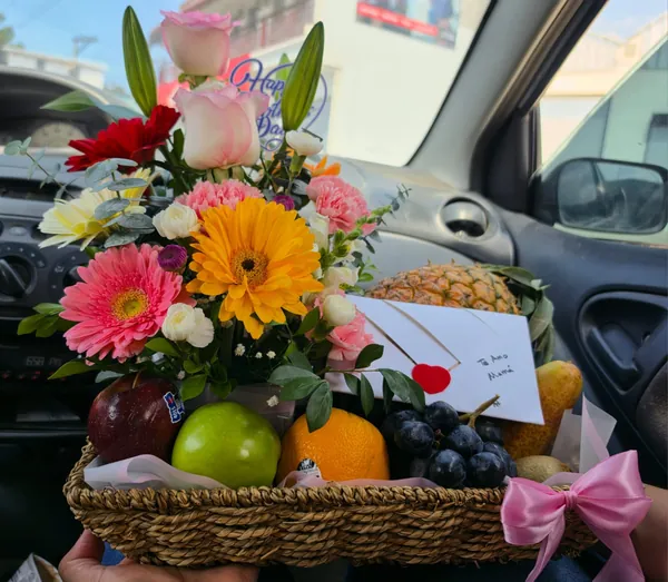 Canasta de flores y frutas frescas variadas en Salamá