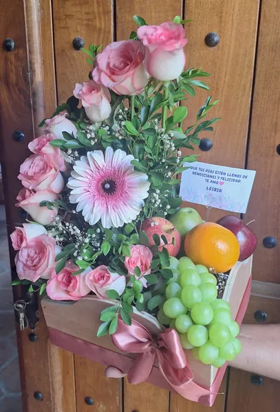 Cofre de rosas rosadas con frutas frescas