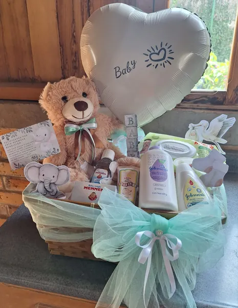 Canasta de regalo para bebé con osito, globo y artículos de cuidado en Salamá
