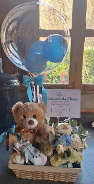 Canasta de bienvenida para bebé varón con osito, flores y globo azul