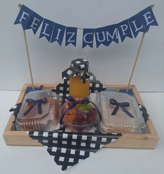 Bandeja de desayuno con banderín Feliz Cumple