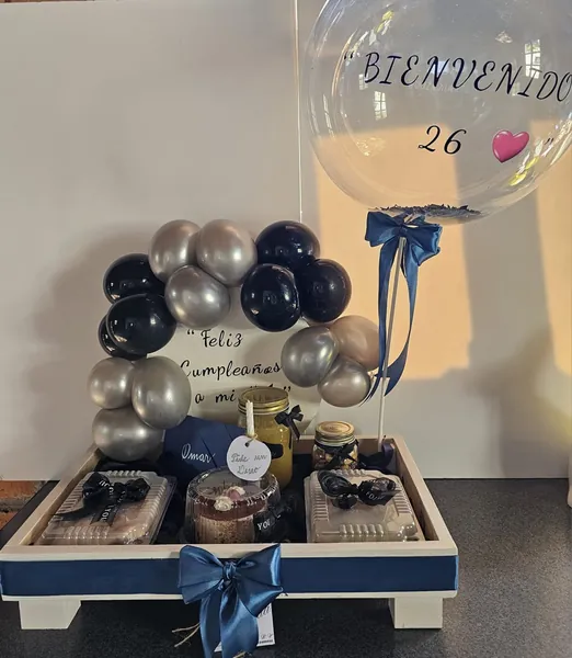 Bandeja de regalo con globos para celebrar un cumpleaños