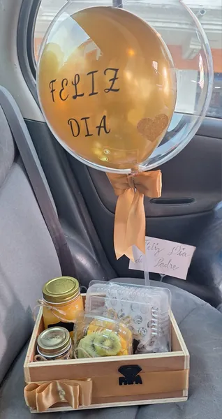 Caja de desayuno con globo dorado Feliz Día