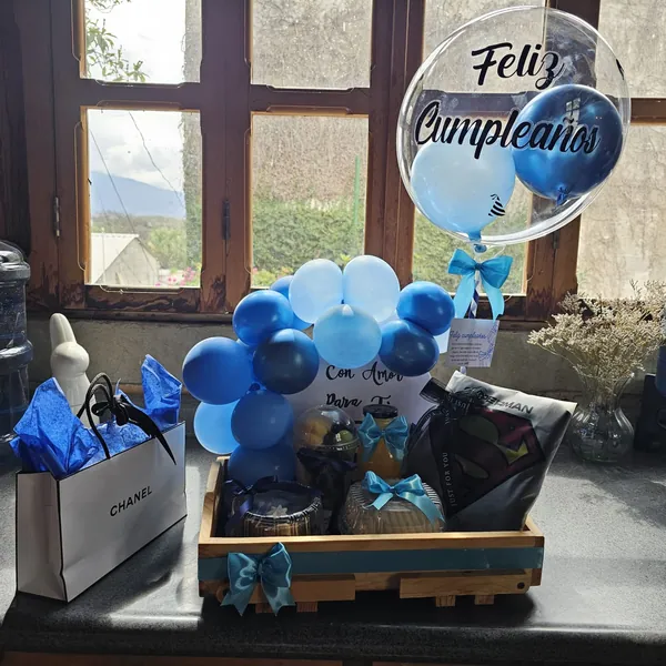 Cofre de regalo con globos azules para cumpleaños