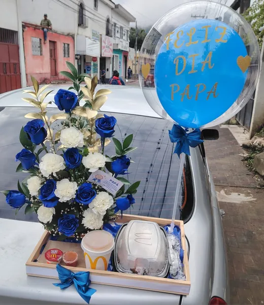 Arreglo floral azul con desayuno y globo