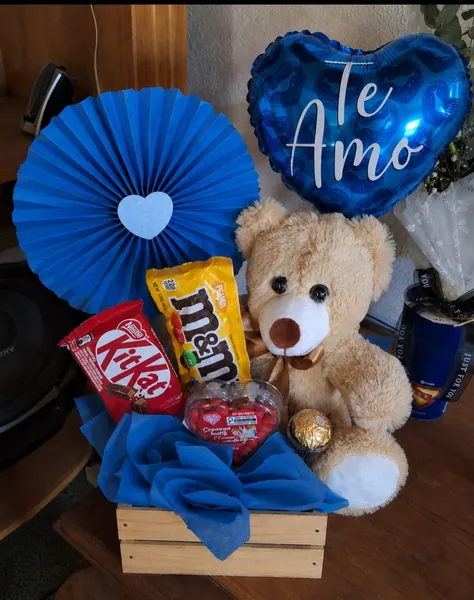 Cofre con osito de peluche y globo Te Amo