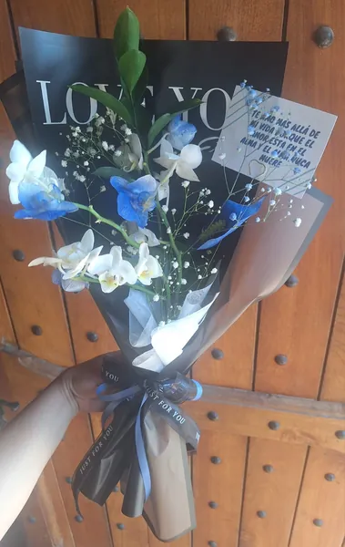 Ramo de flores azules y blancas con letrero Love You