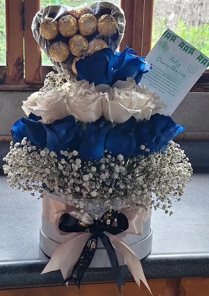 Torre de rosas azules y blancas con chocolates