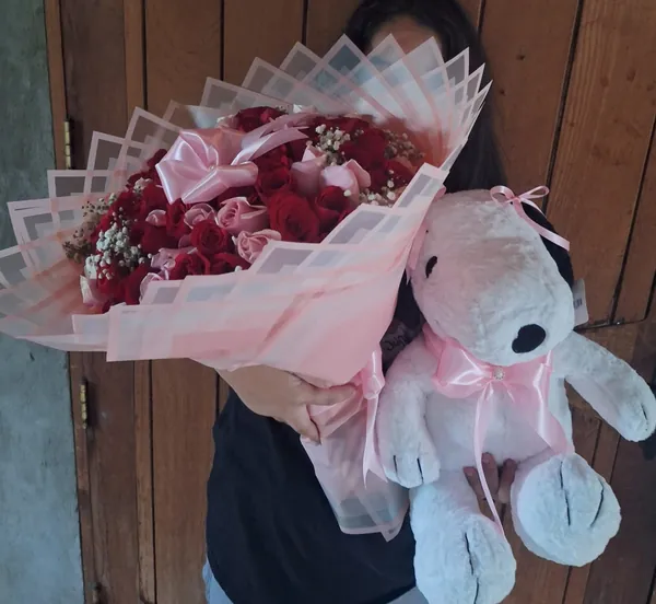 Ramo de rosas rojas con peluche de Snoopy