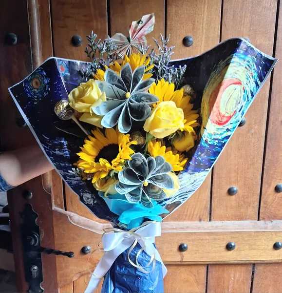 Ramo artístico con girasoles y flores hechas de billetes