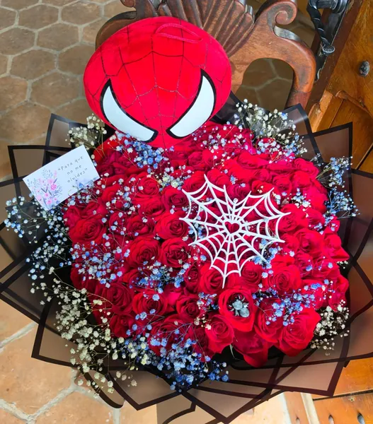 Ramo de rosas rojas con peluche de Spiderman