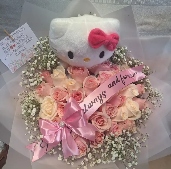 Ramo de rosas rosadas con peluche y lazo rosa