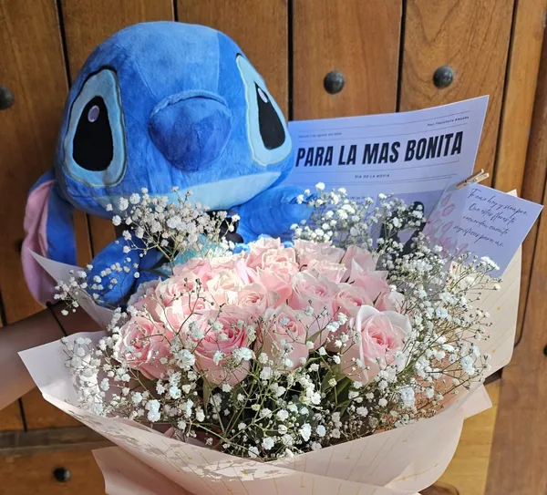 Ramo de rosas rosadas con Stitch