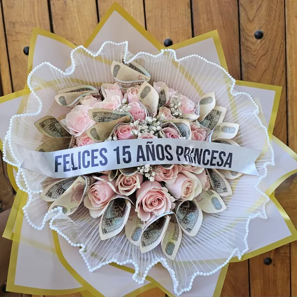 Ramo de rosas rosadas con dinero para quince años