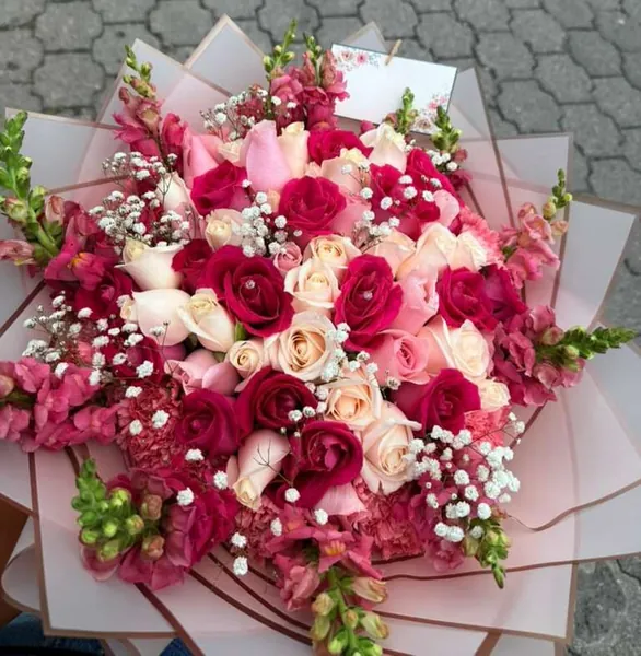 Ramo de rosas fucsia y durazno con boca de dragón